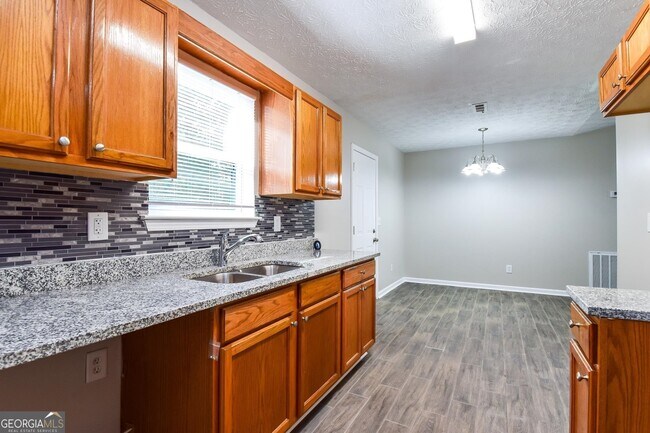 Building Photo - 8043 Trinity Park Dr