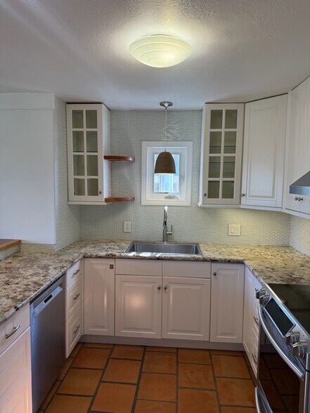 Building Photo - 2271 Edinburg Ave