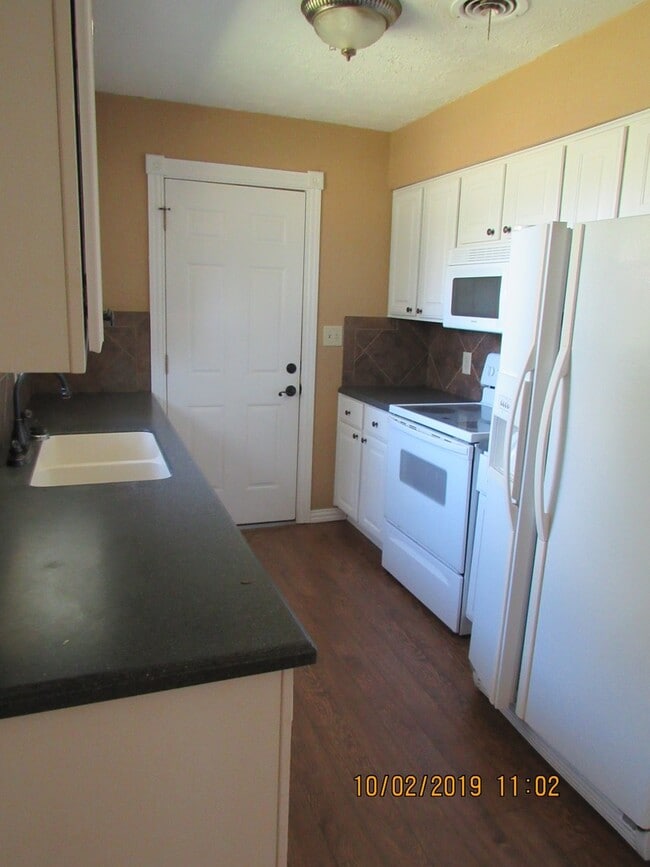 Building Photo - Very nice spacious home located in the Rol...