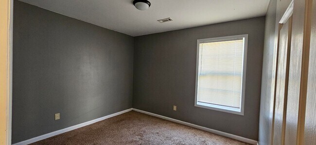 Building Photo - Single Family Home w/ Fenced in Backyard