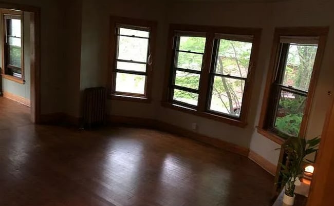 Building Photo - 434 E Berteau Ave