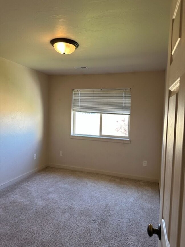 Building Photo - 923 Saxon Way