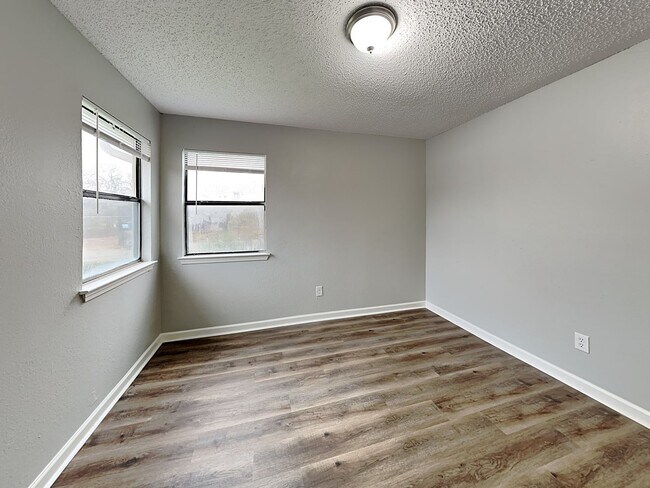 Building Photo - 3 BR/2BA | Newly Renovated Single Family in Dallas | Fenced Backyard | Located Near The Great Tri...