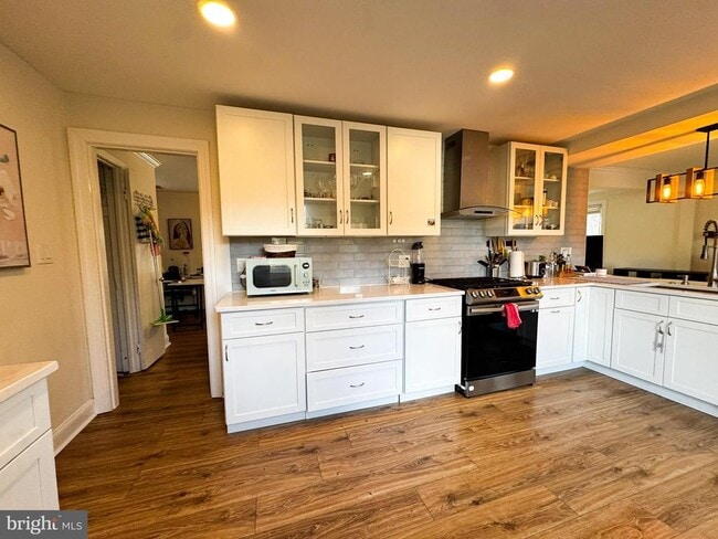 Building Photo - 10712 Warwick Ave