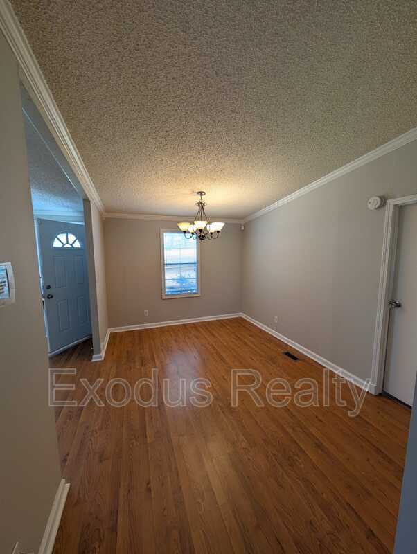 Building Photo - 10 Forest Manor Dr