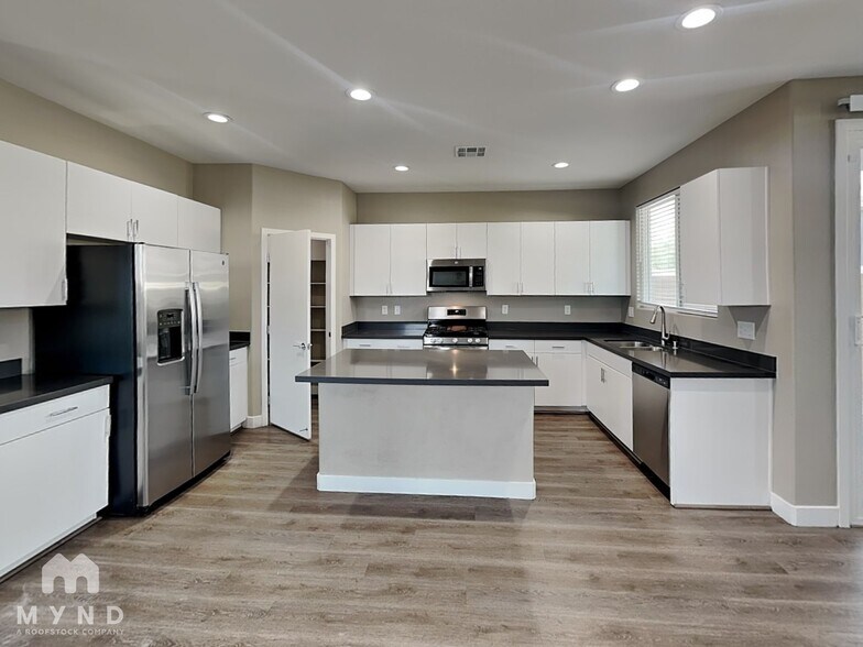 Building Photo - 3794 Paseo de Paz Ave