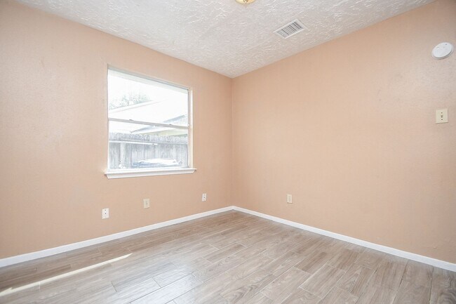 Building Photo - Southwest Houston 2 bedroom Brick Duplex with Private Yard