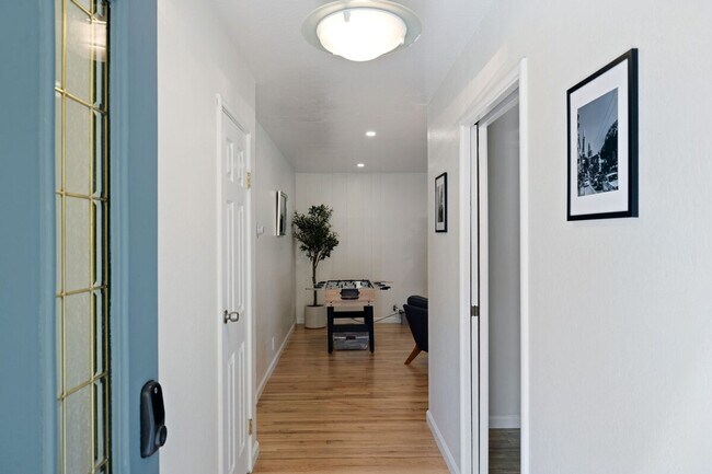 Building Photo - 919 Redbird Dr