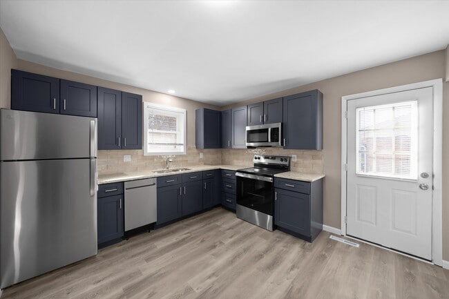 Building Photo - 12 Manor Dr