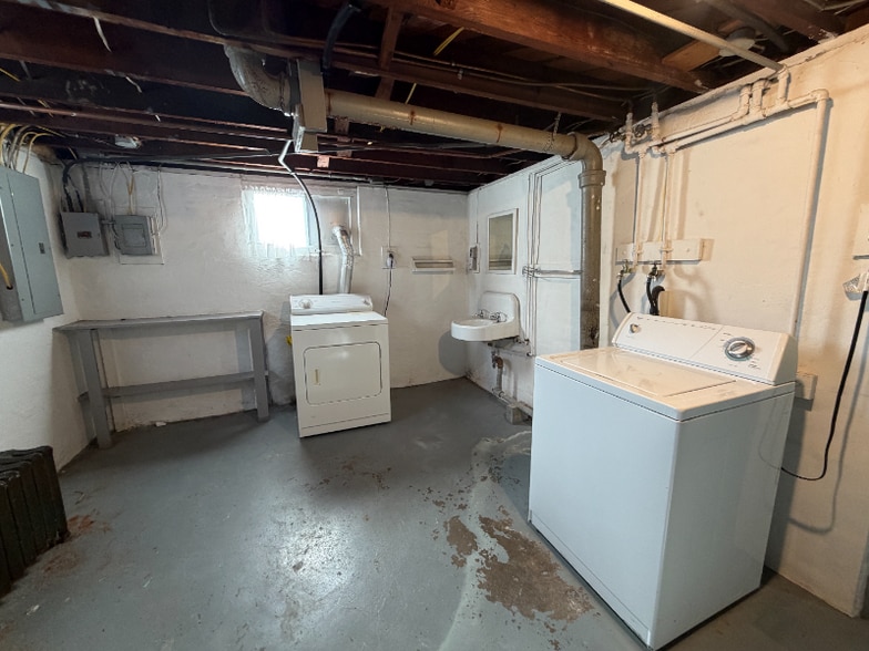 Building Photo - 1155 N Cherry St