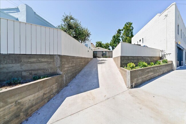 Building Photo - 3381 N Eagle Rock Blvd