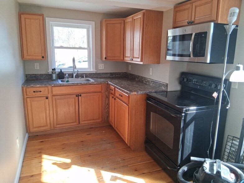 Building Photo - 58 Maple St