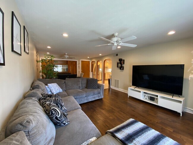 Building Photo - 4 Shadowbrook Ln