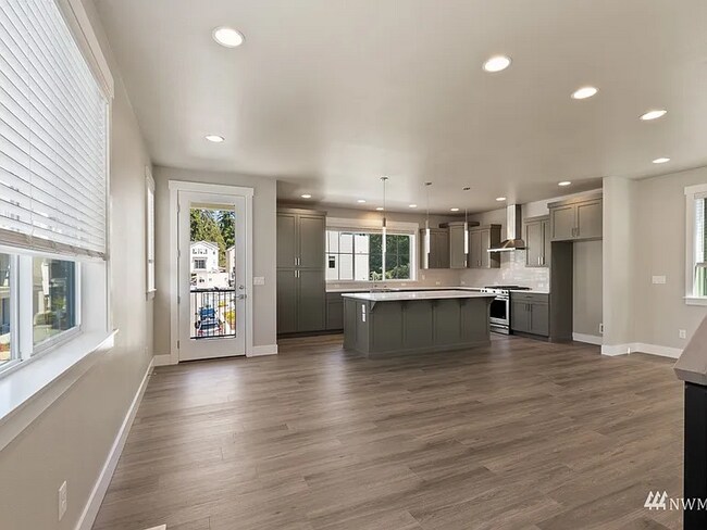 Building Photo - 19606 3rd Dr SE