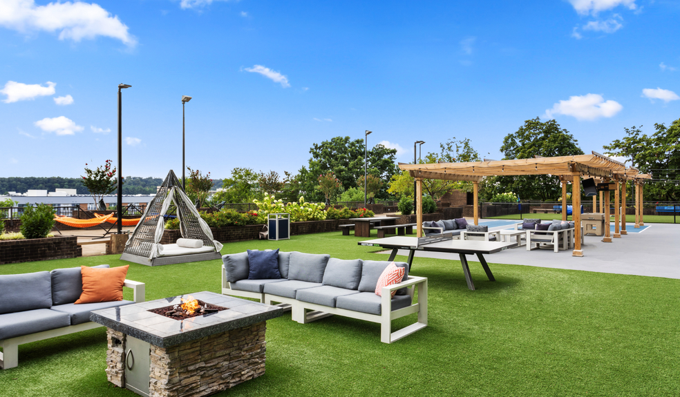 Resident outdoor lounge with a fire pit - The Summit