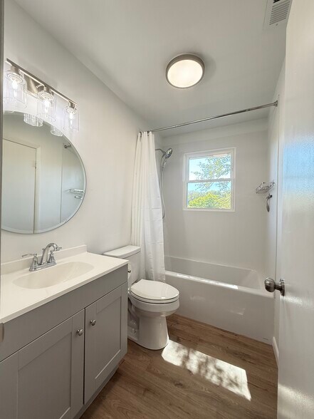 Building Photo - 214 Rosehill Dr