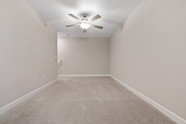 Building Photo - "Spacious 4-Bed Oasis with Granite Charm in Lutz!"In a gated community with 2 Cars garage