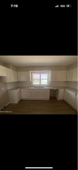 Building Photo - 702 Cooper Rd