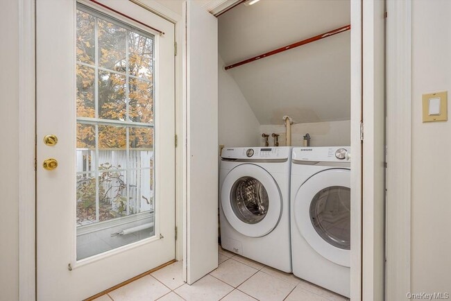 Building Photo - 17 Old Lake Rd