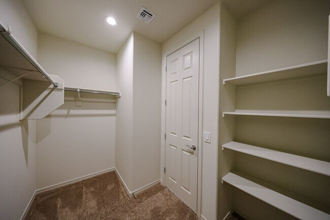 Building Photo - 4 Bedroom + Den in Foothills at Northpointe