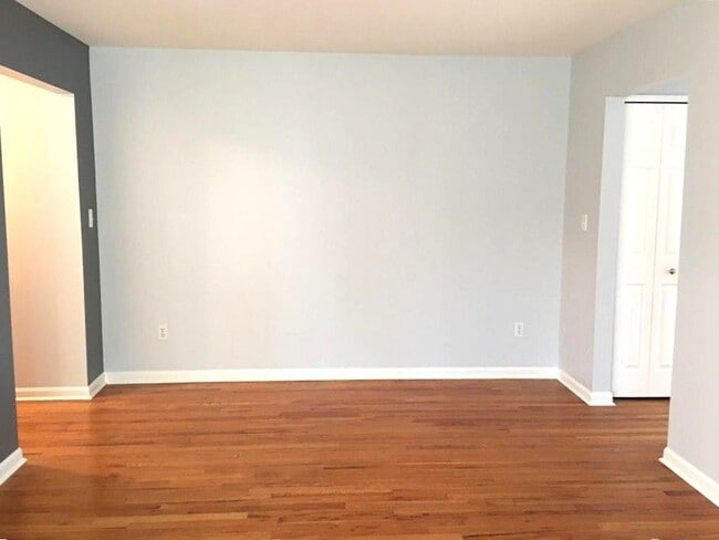 Building Photo - 4840 Briarwood Ave