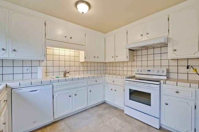 Building Photo - Wow! What a Great Home! Available NOW!