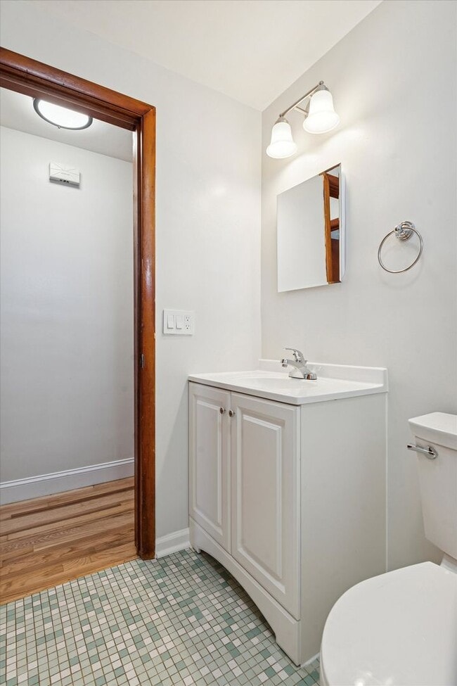 Building Photo - Available Immediately – 1B/1B Recently Renovated Unit