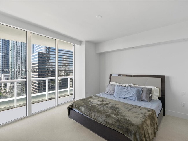 Building Photo - 495 Brickell Ave