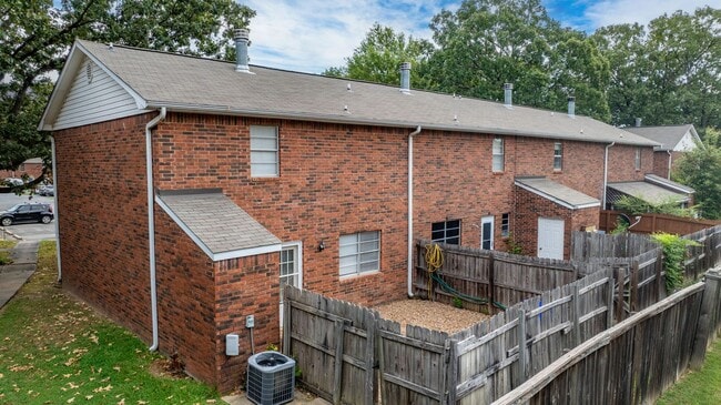 Building Photo - Townhouse in Maumelle!