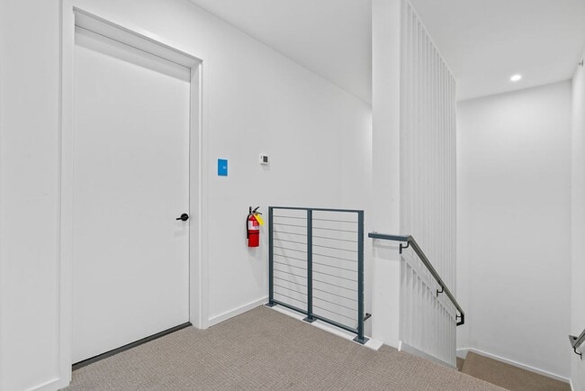 Building Photo - Modern downtown condo studio with private balcony & parking space.