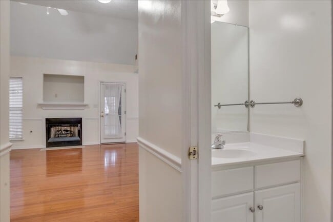 Building Photo - MOVE IN READY