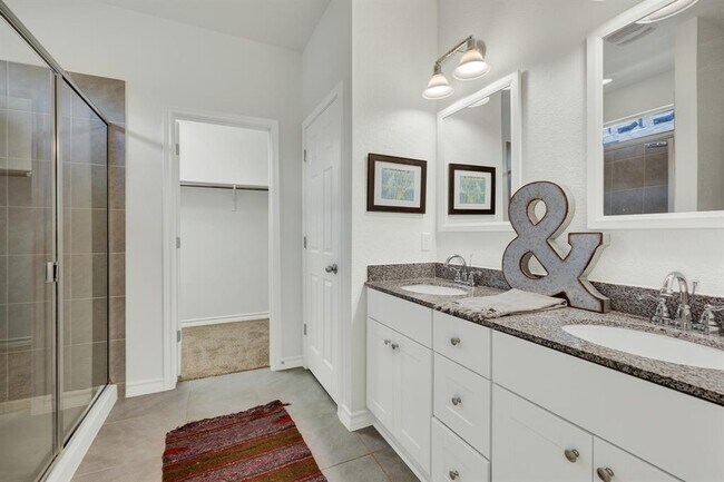 Building Photo - 216 Mary Max Cir
