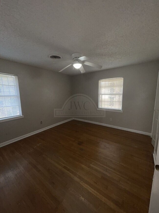 Building Photo - 1100 Pine Dr