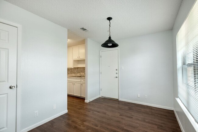 Building Photo - 2900 Mesquite Ln