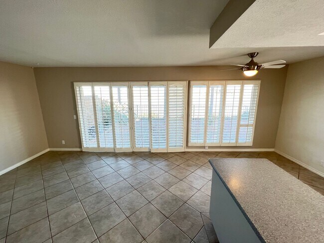 Building Photo - Dazzling Lake Summit Lake View Single Family Home!