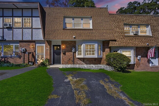 Building Photo - 8 Roundtree Ct