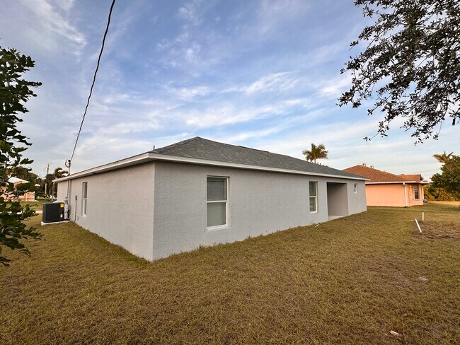 Building Photo - 1820 SE 8th St