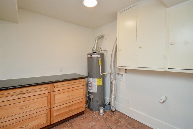 Building Photo - 917 S Ripple Creek Dr