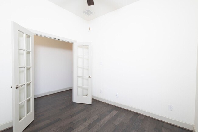 Building Photo - This house offers beautiful open floor plan with high ceilings and lots of natural light.