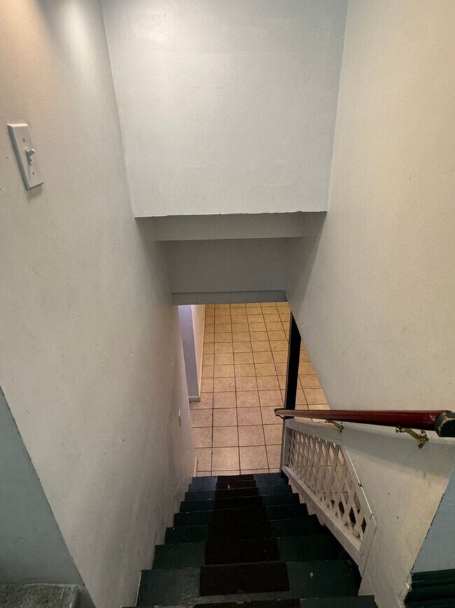 Building Photo - 849 E University Ave