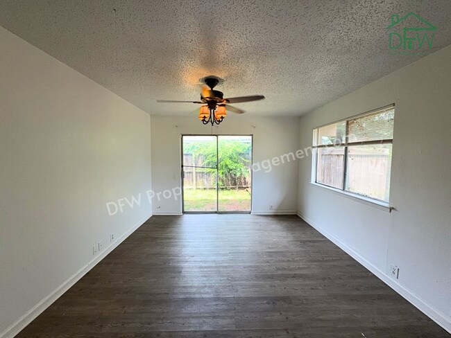 Building Photo - 3 Bed / 2 Bath Townhome - Fenced Yard, Community Pool, Washer & Dryer Included | Irving 75038