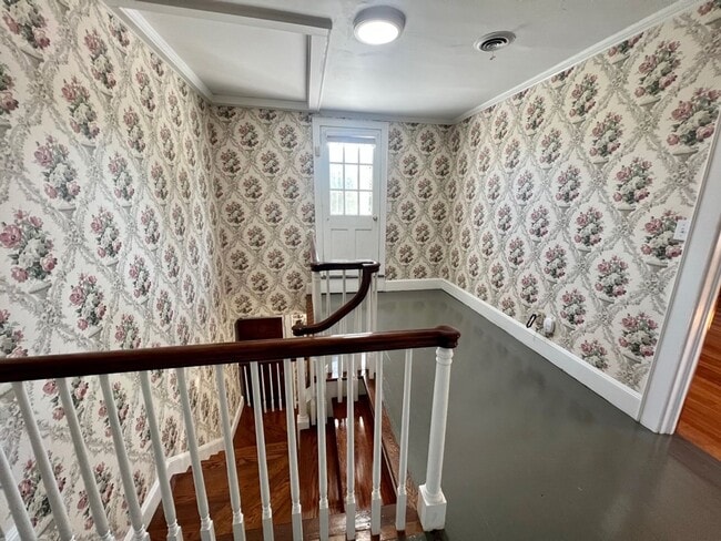 Building Photo - Three to Four bedroom, 2.5 bath Colonial in Graham