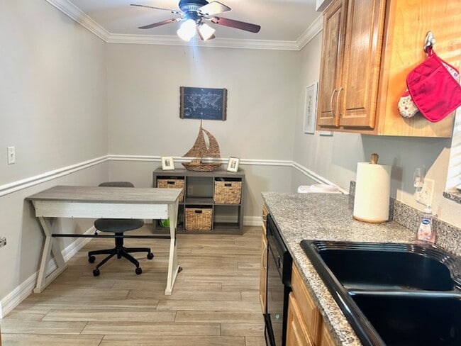 Building Photo - 2025/26 FALL/ WINTER MONTHLY  RENTAL ! FURNISHED - 5 MINUTES TO SIESTA BEACH