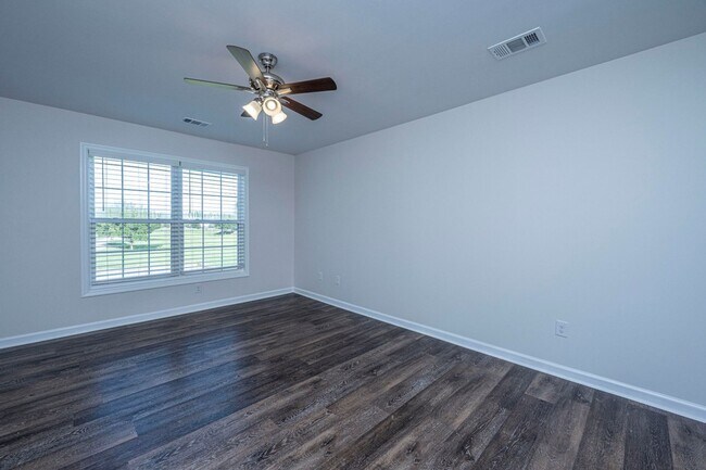Building Photo - **COMPLETLEY RENOVATED** 4 Bed, 3 Bath Hom...