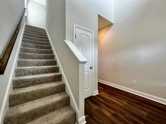 Building Photo - AVAILABLE LATE JANUARY (One Pet Only)