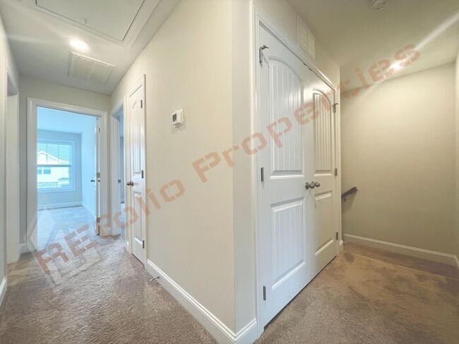 Building Photo - Great Opportunity! Lovely 3 Bedroom 2.5 Ba...