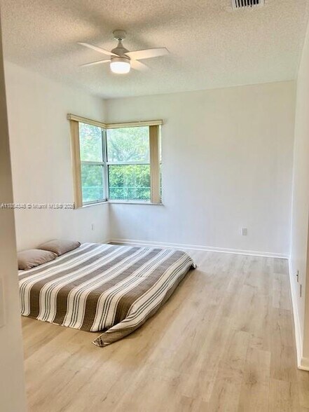 Building Photo - 670 NW 154th Ave