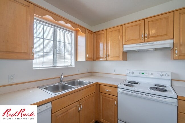 Building Photo - 2 Bedroom Townhome Available