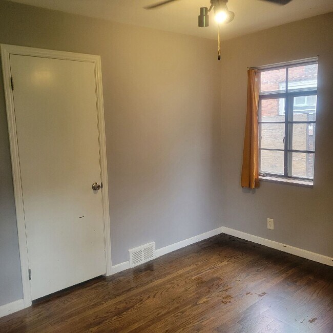 Building Photo - Beautiful 2 bed/1 bath near Grosse Pointe!...