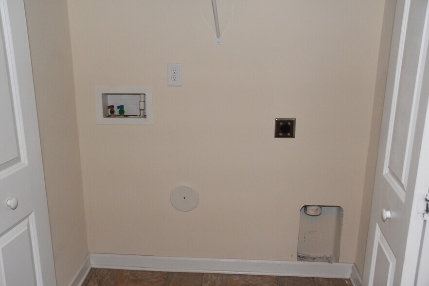 Laundry Hookups - 11139 Derryrush Dr